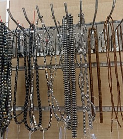 Hematyt - sznury kamieni, różne wielkości i kształty