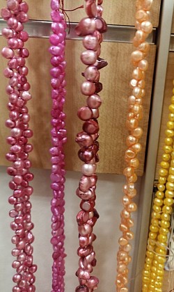 Perły hodowlane w różnych barwach - sznury