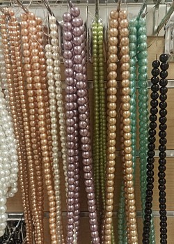 Sznury szklanych perełek