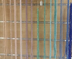 Sznury szklanych drobnych kryształków