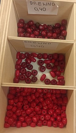Koraliki drewniane czerwone drobne