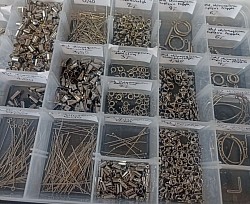 Elementy w kolorze srebrnym - stal chirurgiczna