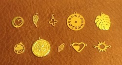 Zawieszki w kolorze złotym - stal chirurgiczna