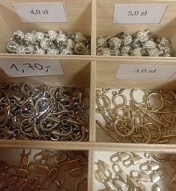 Zapięcia w kolorze srebrnym - metal