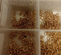 Zapięcia w kolorze złotym - metal