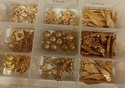 Zawieszki w kolorze złotym - metal