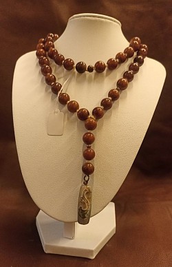 Długi naszyjnik z jadeitu i agatu