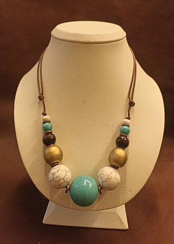 Naszyjnik z howlitu i koralików drewnianych