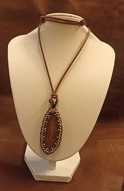 Naszyjnik z agatu obszytego drobnymi koralikami