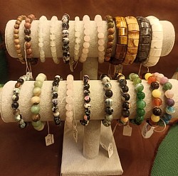 Bransoletki z kamieni