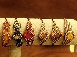 Bransoletki z kamieni i drobnych koralików