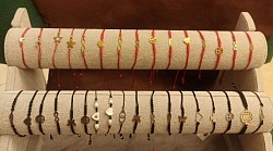 Bransoletki z elementami ze stali chirurgicznej na czarnym i czerwonym sznurku