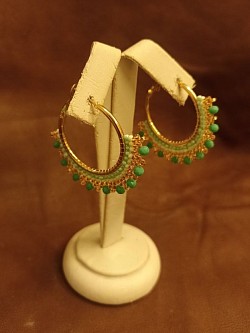 Kolczyki ze stali chirurgicznej w kolorze złotym z zielonymi kryształkami