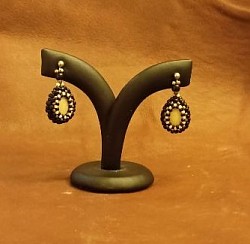 Kolczyki z białym jadeitem obszytym drobnymi koralikami