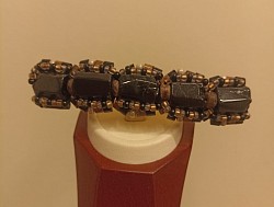 Klamra z czarnego turmalinu obszytego drobnymi kamieniami (onyks, tygrysie oko) i koralikami toho